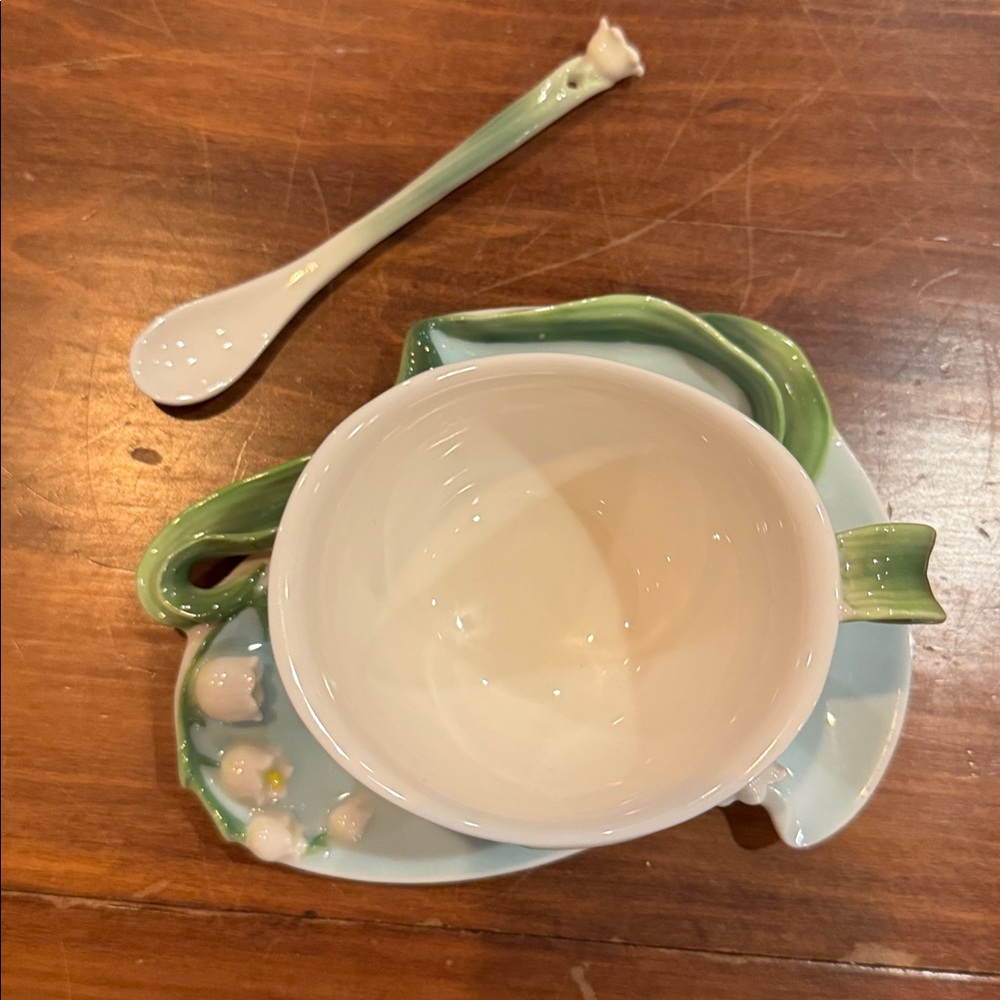 NWOT Two’s Company Teacup Saucer Spoon Set Garden Tea Cottagecore Lily Of Valley - Picture 7 of 13